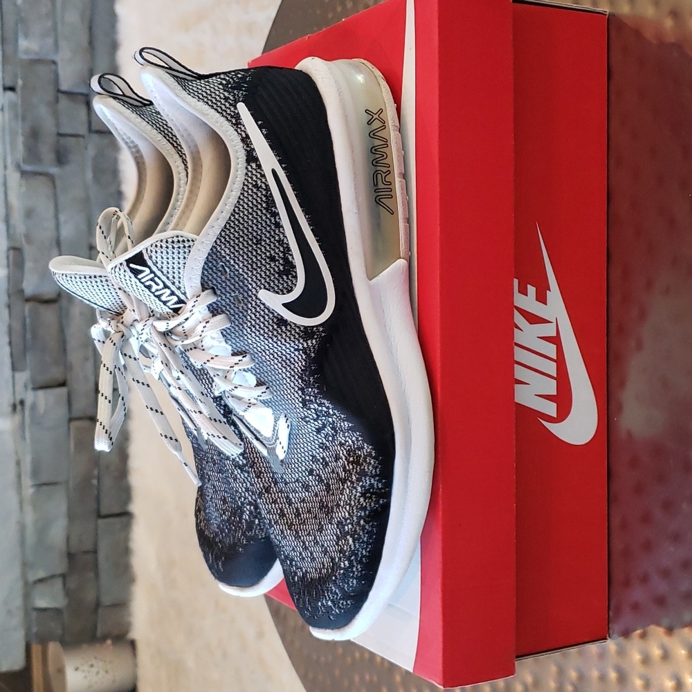 Women's Nike Air Max Sequent 4 shoes Sz 10 Black and White